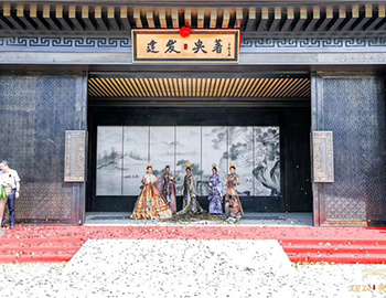 【建發(fā)·央著】國境盛啟，誰在為世界立著？！
